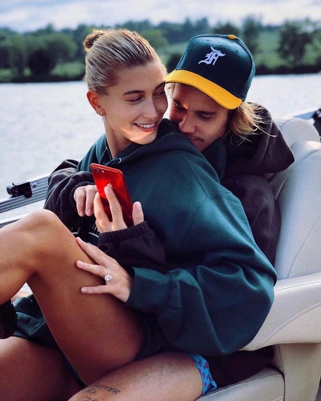 Hailey Bieber nhiều lần bị bắt gặp mặc đồ giống Công nương Diana-6