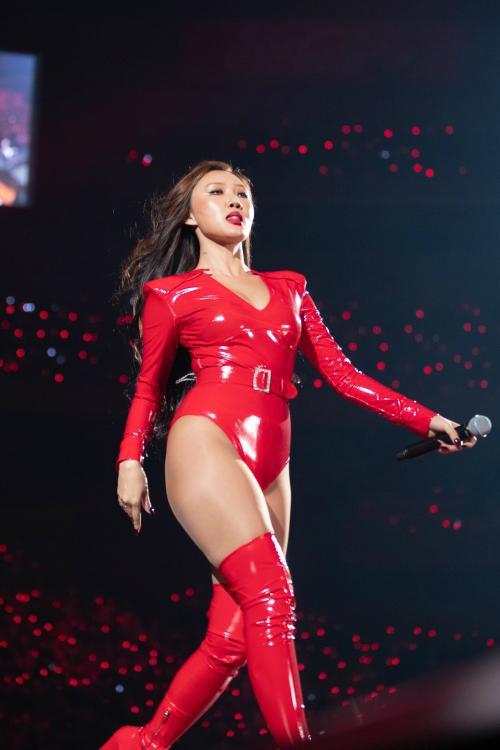 Nữ ca sĩ Hàn chuộng mốt thả rông, hở nội y trước công chúng-4