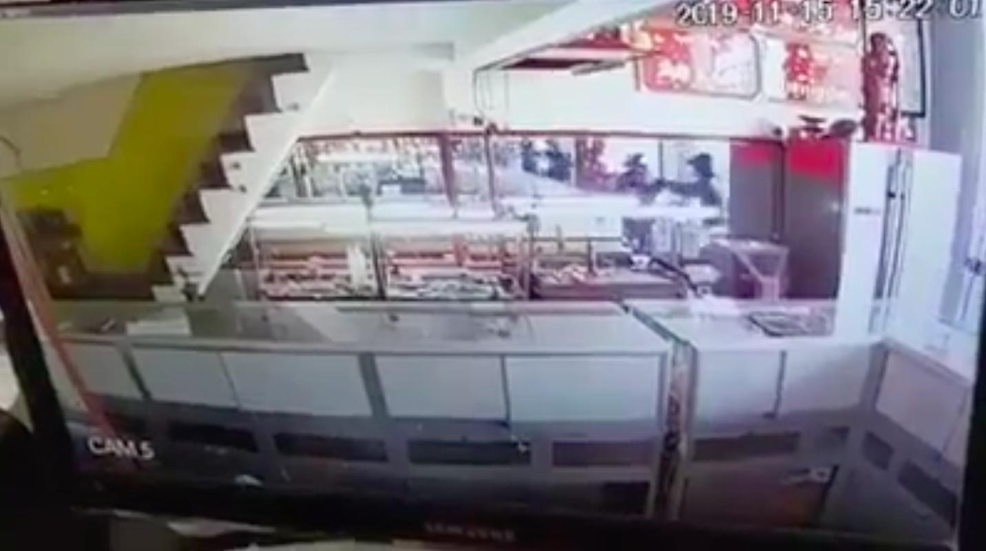 Clip: Tên cướp táo tợn nổ súng cướp tiệm vàng rồi tẩu thoát trong vòng 1 phút ở Sài Gòn-2