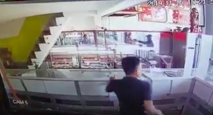 Clip: Tên cướp táo tợn nổ súng cướp tiệm vàng rồi tẩu thoát trong vòng 1 phút ở Sài Gòn-1