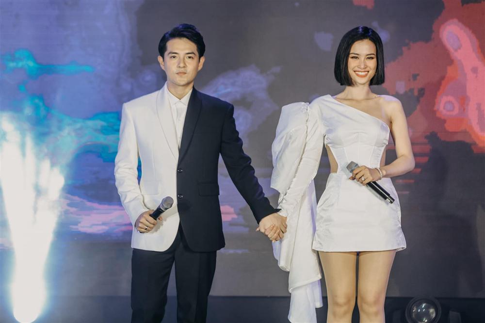 Ngay sau đám cưới thế kỷ, Đông Nhi xuống tóc nhưng không gây chú ý bằng hành động tẽn tò của Ông Cao Thắng-6