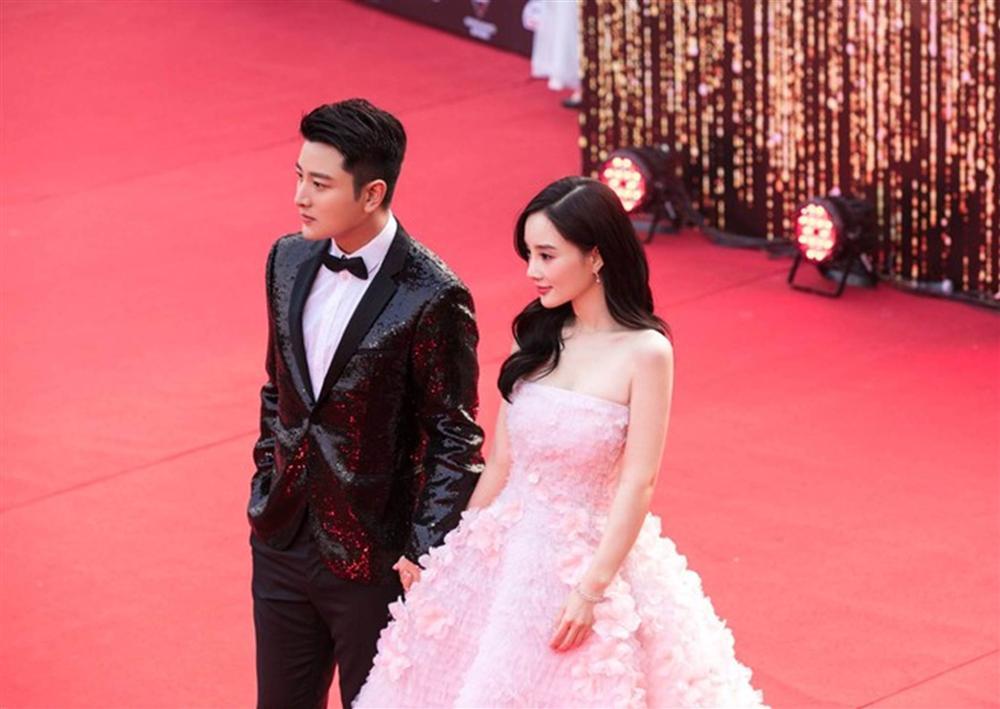 Lý Tiểu Lộ thích diện váy áo khoe vòng một tới sự kiện-2