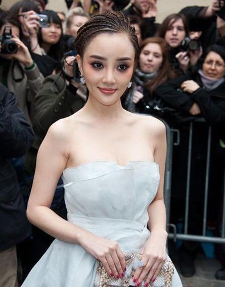 Lý Tiểu Lộ thích diện váy áo khoe vòng một tới sự kiện-3