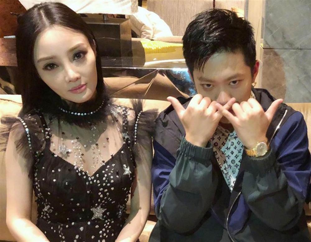 Lý Tiểu Lộ thích diện váy áo khoe vòng một tới sự kiện-7