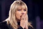 Hãng đĩa cũ phủ nhận cáo buộc từ phía Taylor Swift, tố cô nàng nợ hàng triệu USD