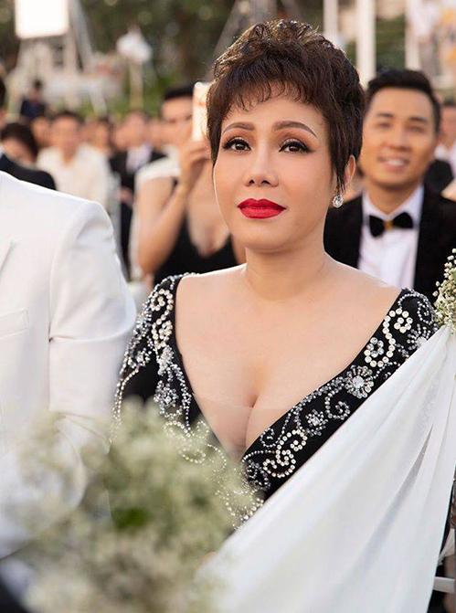 Sao Việt bị chê mặc lố lấn át cô dâu khi đi đám cưới-2