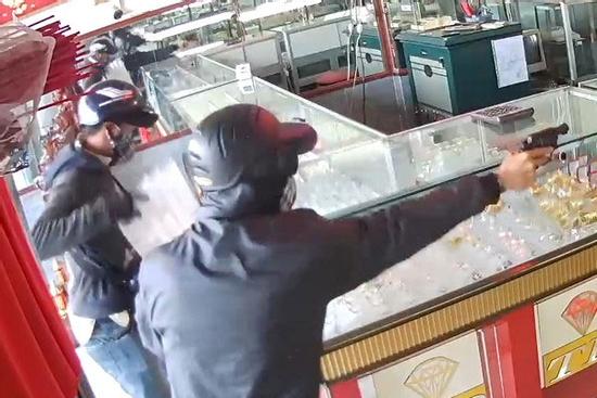 'Tên cướp nhắm thẳng vào tôi nổ súng'