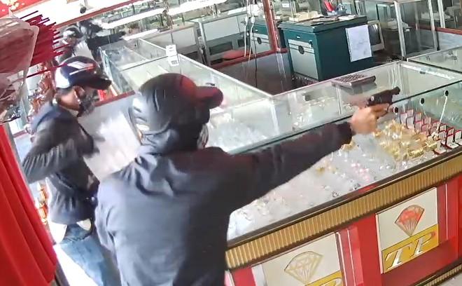 Tên cướp nhắm thẳng vào tôi nổ súng-2