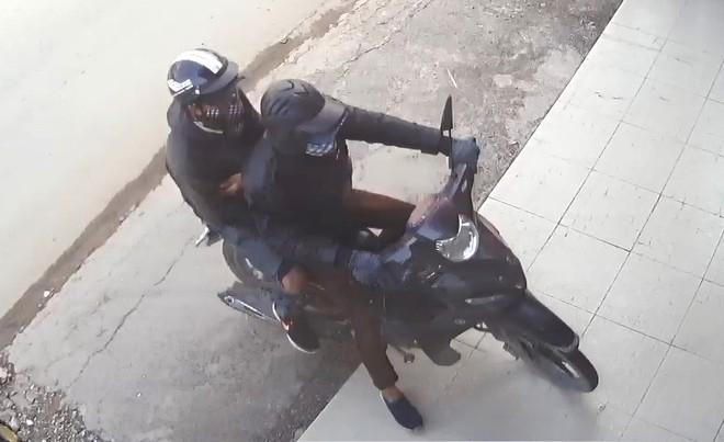 Tên cướp nhắm thẳng vào tôi nổ súng-1