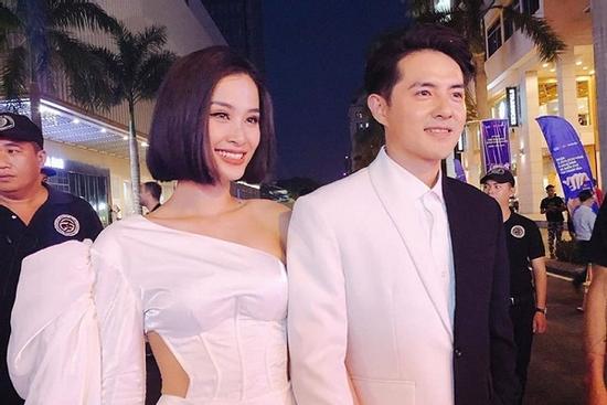 Ngay sau 'đám cưới thế kỷ', Đông Nhi xuống tóc nhưng không gây chú ý bằng hành động 'tẽn tò' của Ông Cao Thắng