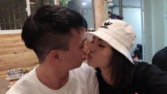 Sau khi công khai vượt đèn đỏ, Hồng Quế khóa môi bạn trai say đắm trong quán cafe-4