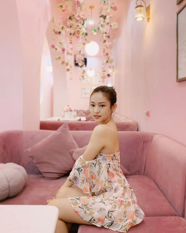 Hà Nội trở lạnh lại mặc váy hoa mỏng tang, Thúy Vi làm dân mạng ngỡ ngàng khi nhìn dung nhan thật-4