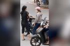 CLIP: Dựng xe giữa ngã tư, hành động của 2 người phụ nữ khiến tất cả 'nóng mặt'