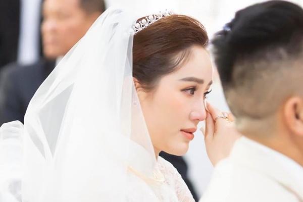 Bảo Thy và chồng đại gia nhiệt tình nâng ly trong đám cưới, dặn khách mời không say không về-13