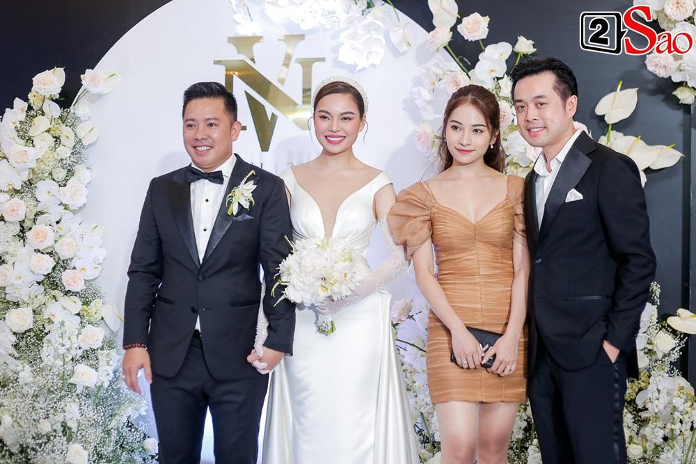 ẢNH ĐẸP NHẤT NGÀY: Giang Hồng Ngọc hôn ông xã, vui vầy cùng hai con nhỏ trên lễ đường-9