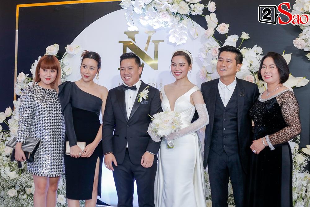 ẢNH ĐẸP NHẤT NGÀY: Giang Hồng Ngọc hôn ông xã, vui vầy cùng hai con nhỏ trên lễ đường-7