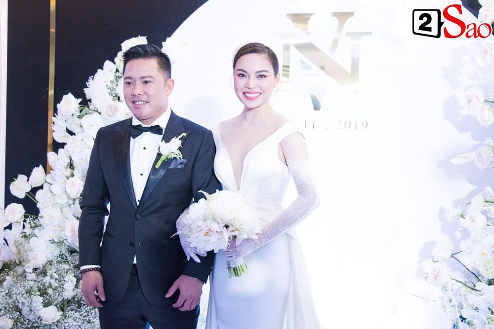 ẢNH ĐẸP NHẤT NGÀY: Giang Hồng Ngọc hôn ông xã, vui vầy cùng hai con nhỏ trên lễ đường-5