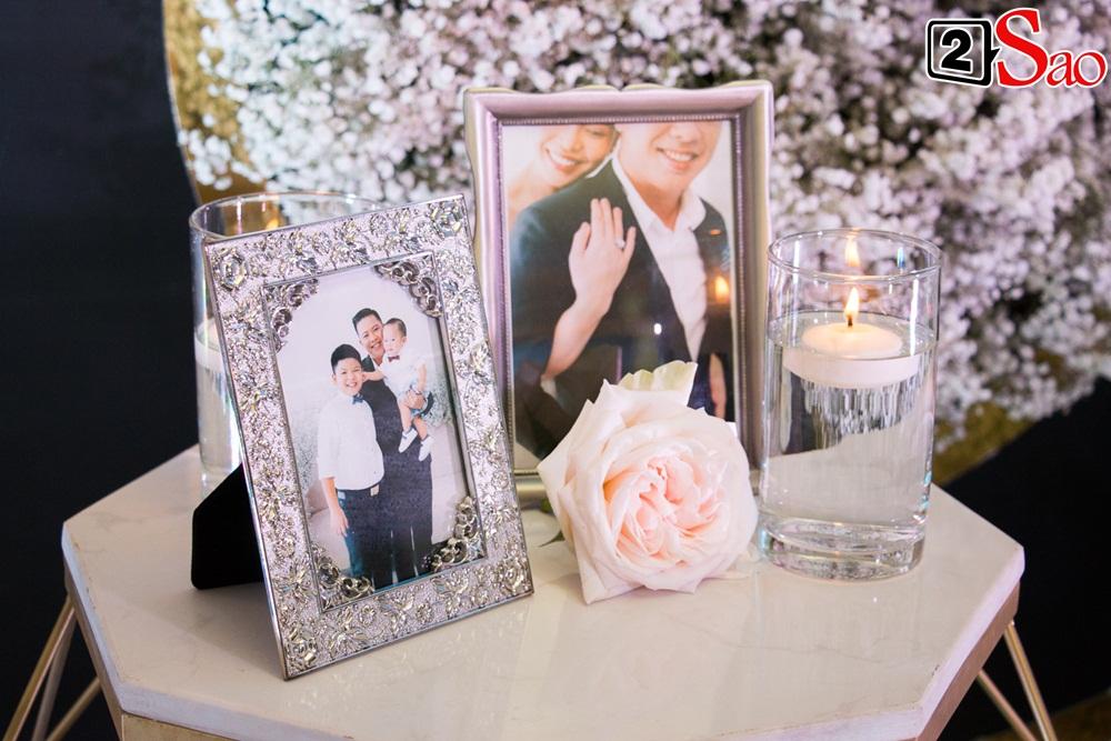 ẢNH ĐẸP NHẤT NGÀY: Giang Hồng Ngọc hôn ông xã, vui vầy cùng hai con nhỏ trên lễ đường-3