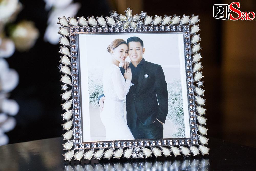 ẢNH ĐẸP NHẤT NGÀY: Giang Hồng Ngọc hôn ông xã, vui vầy cùng hai con nhỏ trên lễ đường-4