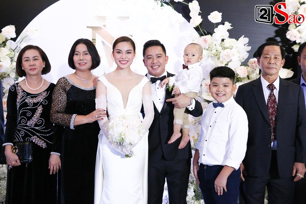 ẢNH ĐẸP NHẤT NGÀY: Giang Hồng Ngọc hôn ông xã, vui vầy cùng hai con nhỏ trên lễ đường-6