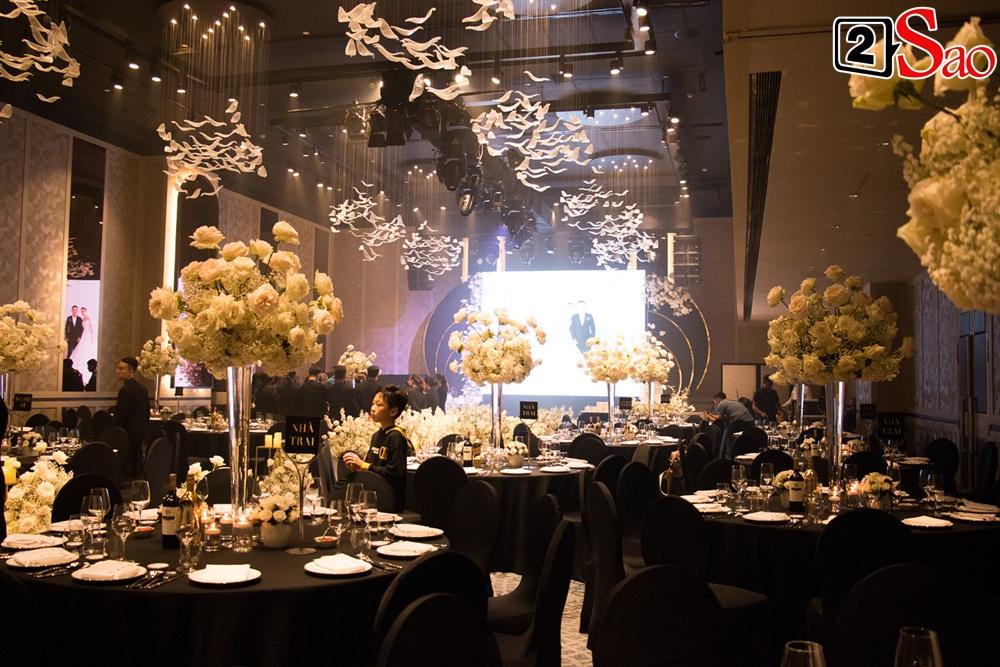 ẢNH ĐẸP NHẤT NGÀY: Giang Hồng Ngọc hôn ông xã, vui vầy cùng hai con nhỏ trên lễ đường-1