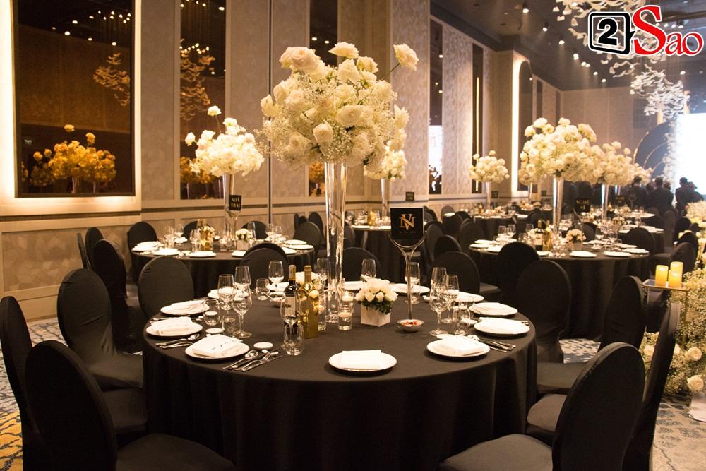 ẢNH ĐẸP NHẤT NGÀY: Giang Hồng Ngọc hôn ông xã, vui vầy cùng hai con nhỏ trên lễ đường-2