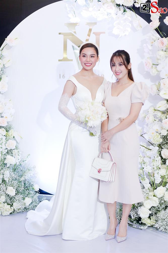 ẢNH ĐẸP NHẤT NGÀY: Giang Hồng Ngọc hôn ông xã, vui vầy cùng hai con nhỏ trên lễ đường-11