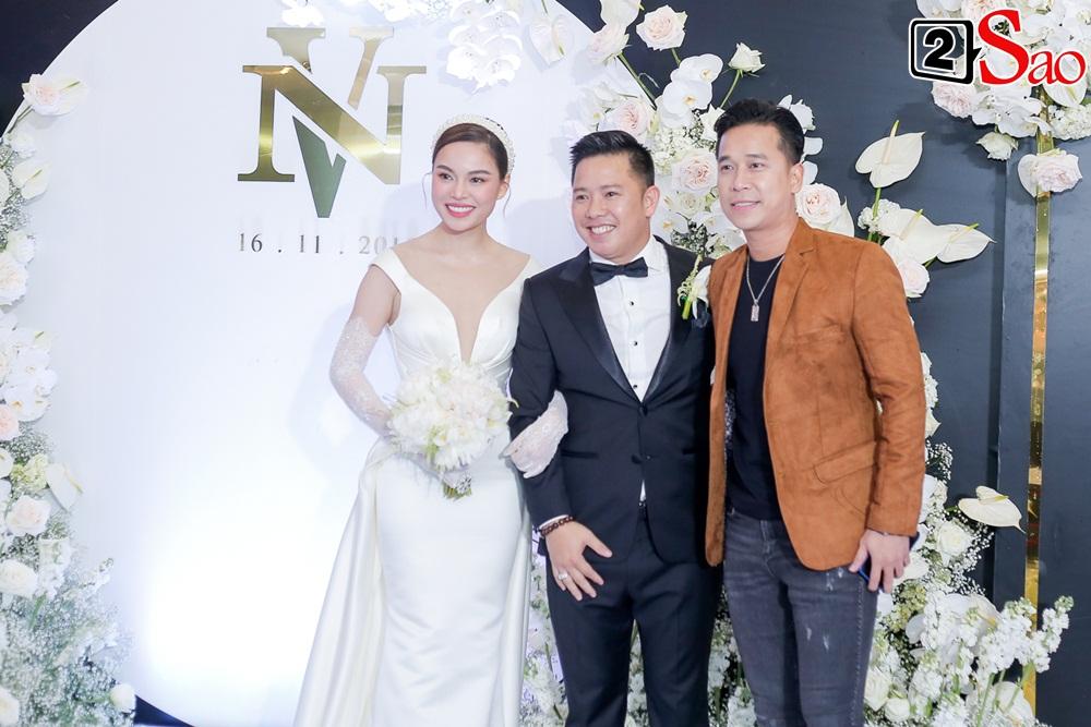 ẢNH ĐẸP NHẤT NGÀY: Giang Hồng Ngọc hôn ông xã, vui vầy cùng hai con nhỏ trên lễ đường-12