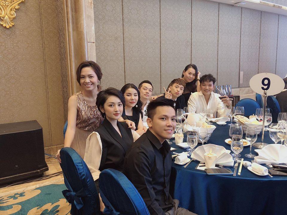 Bảo Thy và chồng đại gia nhiệt tình nâng ly trong đám cưới, dặn khách mời không say không về-6