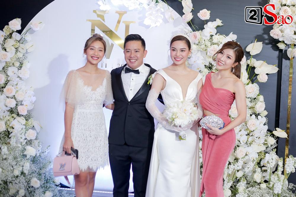 ẢNH ĐẸP NHẤT NGÀY: Giang Hồng Ngọc hôn ông xã, vui vầy cùng hai con nhỏ trên lễ đường-10