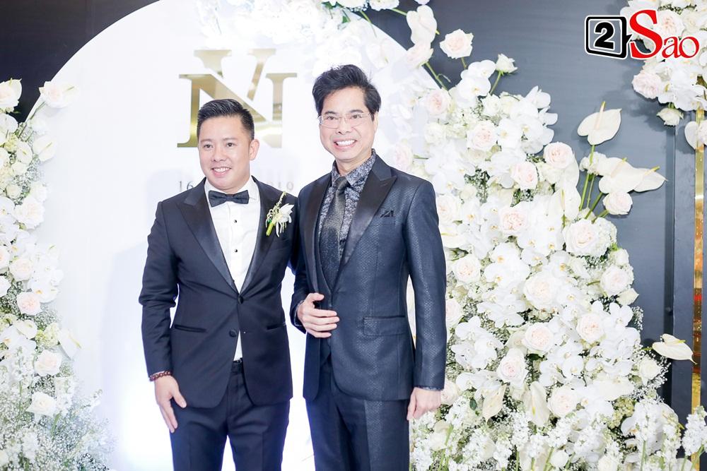 ẢNH ĐẸP NHẤT NGÀY: Giang Hồng Ngọc hôn ông xã, vui vầy cùng hai con nhỏ trên lễ đường-14