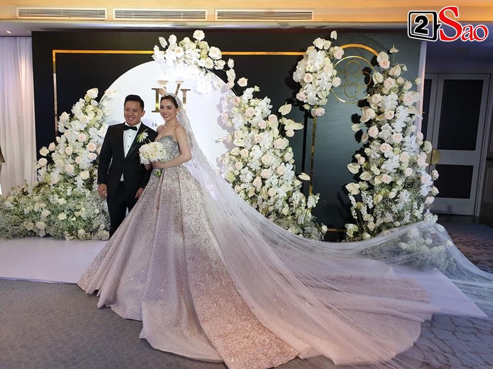 ẢNH ĐẸP NHẤT NGÀY: Giang Hồng Ngọc hôn ông xã, vui vầy cùng hai con nhỏ trên lễ đường-16