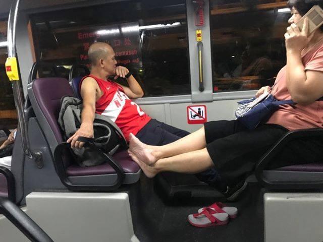 Ngủ đặt chân lên ghế nhưng người đàn ông lại được dân mạng bênh vực-2