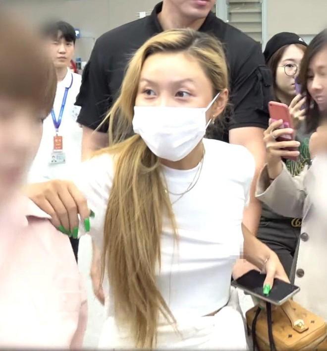 Nữ ca sĩ Hàn giải thích lý do hay thả rông ra đường-1