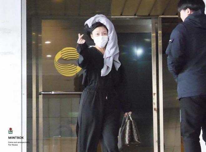 Nữ ca sĩ Hàn giải thích lý do hay thả rông ra đường-5