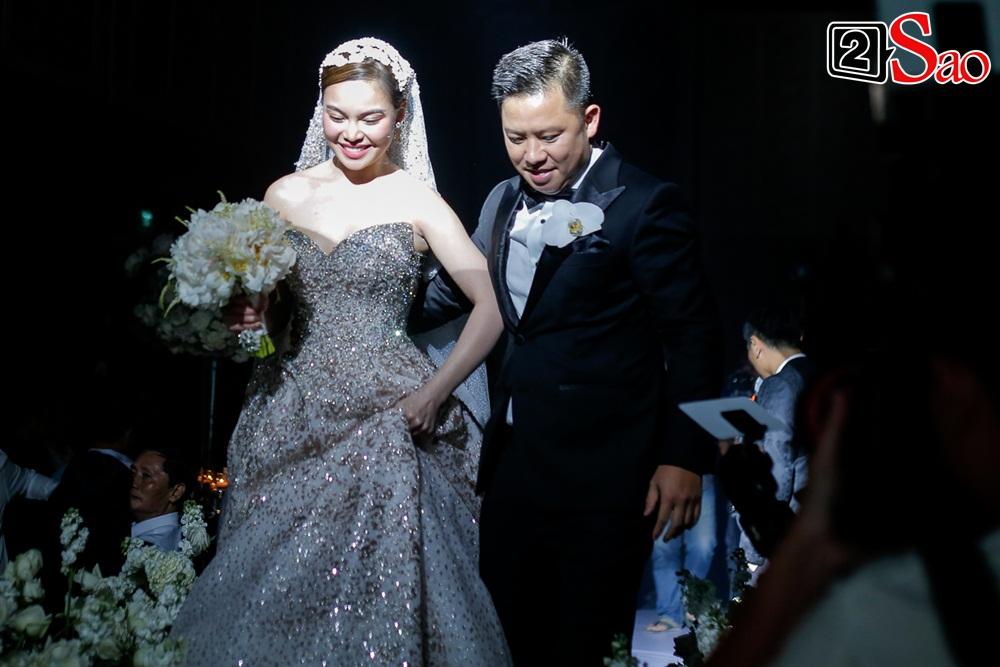 ẢNH ĐẸP NHẤT NGÀY: Giang Hồng Ngọc hôn ông xã, vui vầy cùng hai con nhỏ trên lễ đường-17