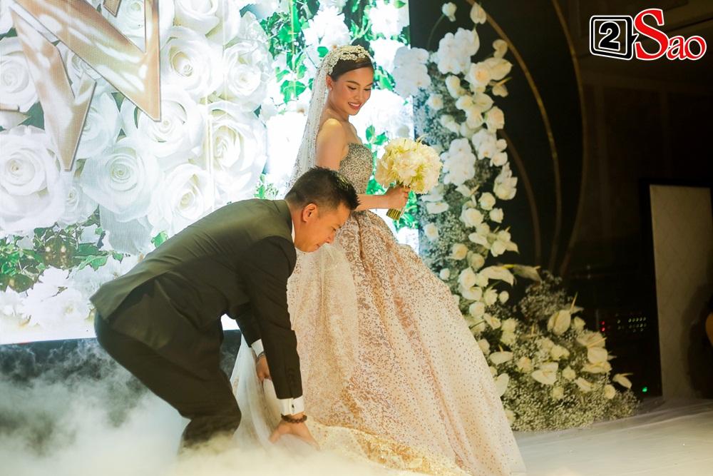 ẢNH ĐẸP NHẤT NGÀY: Giang Hồng Ngọc hôn ông xã, vui vầy cùng hai con nhỏ trên lễ đường-18