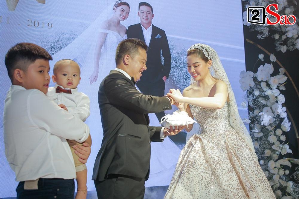 ẢNH ĐẸP NHẤT NGÀY: Giang Hồng Ngọc hôn ông xã, vui vầy cùng hai con nhỏ trên lễ đường-20