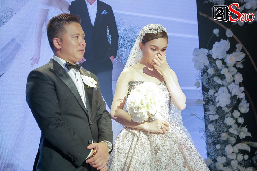 ẢNH ĐẸP NHẤT NGÀY: Giang Hồng Ngọc hôn ông xã, vui vầy cùng hai con nhỏ trên lễ đường-22