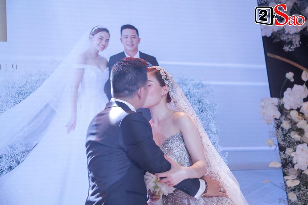 ẢNH ĐẸP NHẤT NGÀY: Giang Hồng Ngọc hôn ông xã, vui vầy cùng hai con nhỏ trên lễ đường-23