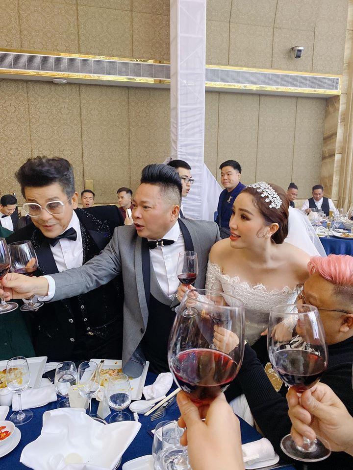 Bảo Thy và chồng đại gia nhiệt tình nâng ly trong đám cưới, dặn khách mời không say không về-11