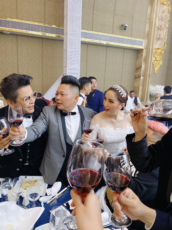 Bảo Thy và chồng đại gia nhiệt tình nâng ly trong đám cưới, dặn khách mời không say không về-12