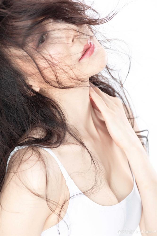 Ngoài 50, biểu tượng nhan sắc xứ Đài vẫn trẻ đẹp, nóng bỏng đến khó tin-2