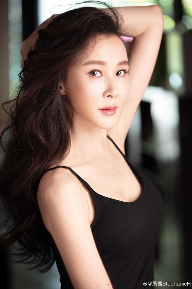 Ngoài 50, biểu tượng nhan sắc xứ Đài vẫn trẻ đẹp, nóng bỏng đến khó tin-4