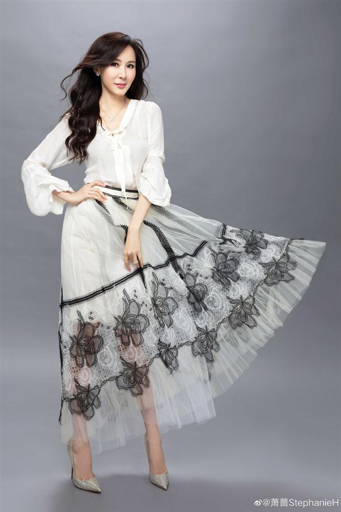 Ngoài 50, biểu tượng nhan sắc xứ Đài vẫn trẻ đẹp, nóng bỏng đến khó tin-6