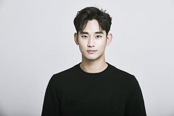 Không chỉ diễn xuất, phim còn có công giúp khán giả thấy Kim Soo Hyun thực chất sở hữu giọng hát và tố chất thần tượng rất ấn tượng. Giọng hát không hề "lép vế" trước các bạn diễn đều có xuất phát điểm là ca sĩ chứng tỏ Kim Soo Hyun quả thật là một diễn viên - nghệ sĩ đa tài.