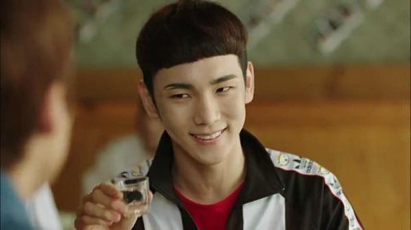 Với vai diễn trong "Drinking Solo", Key đã vứt bỏ hình tượng idol để có một tạo hình ngố tàu theo đúng kịch bản. Mái tóc gáo dừa khiến nam ca sĩ trông không thể xấu hơn nữa.