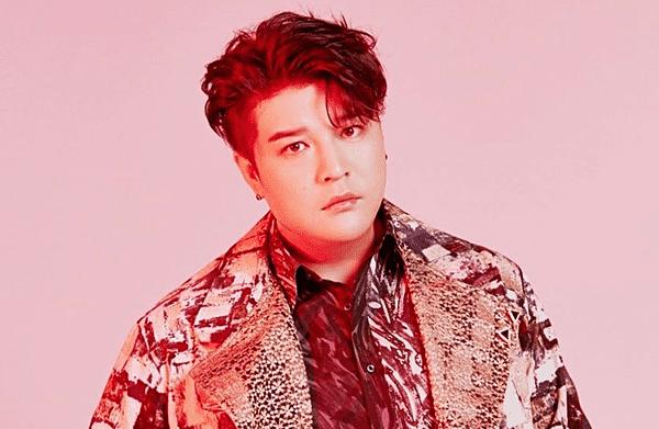 Shin Dong là cây hài của nhóm Super Junior. Nam ca sĩ có khiếu kể chuyện hóm hỉnh, từng có định hướng trở thành diễn viên hài. Gương mặt của Shin Dong được đánh giá là rất có nét, từng có hình ảnh long lanh qua các lần giảm cân.