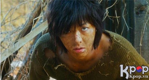 Để hóa thân thành nhân vật này, nam diễn viên phải dành nhiều thời gian để quan sát loài sói và học kịch câm. Bên cạnh đó khán giả còn ấn tượng bởi tạo hình của chàng người sói Chul Soo không biết nói, toàn thân dơ bẩn và đầu tóc bù xù.