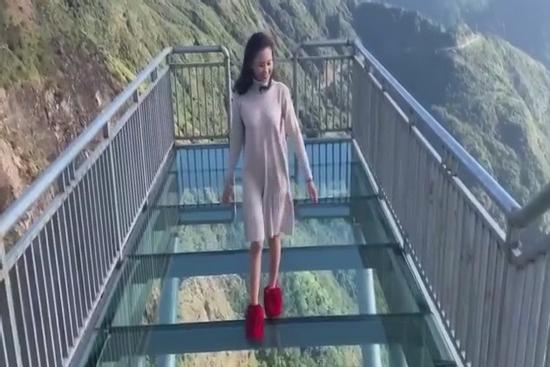 Trải nghiệm đi trên cầu kính cao nhất Việt Nam